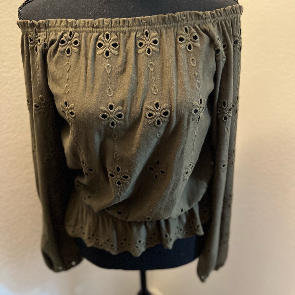 H&M size 2 little green off the shoulder blouse. Bottom is ruffled!
